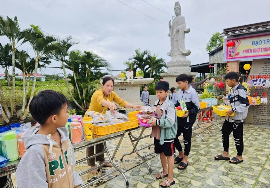 Các em nhỏ chọn quà trong Phiên chợ Trung thu 0 đồng Các em nhỏ chọn quà trong Phiên chợ Trung thu 0 đồng
