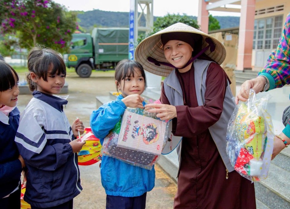 Ni sư Thích nữ Hạnh Khai trao quà đến các em Ni sư Thích nữ Hạnh Khai trao quà đến các em