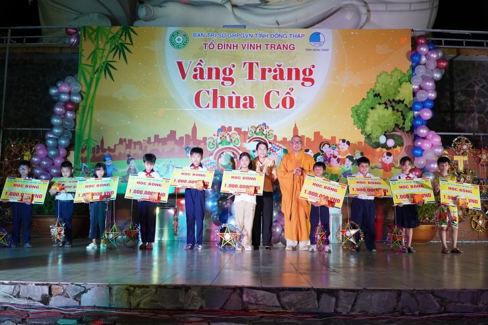 Ban Tổ chức trao học bổng đến các em thiếu nhi Ban Tổ chức trao học bổng đến các em thiếu nhi