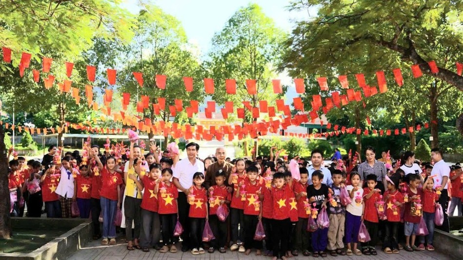 Ban Tổ chức cùng vui Tết Trung thu với trẻ em Ban Tổ chức cùng vui Tết Trung thu với trẻ em