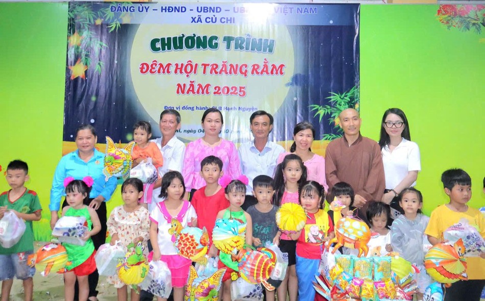 Ban Tổ chức trao quà trung thu cho thiếu nhi tại xã Củ Chi Ban Tổ chức trao quà trung thu cho thiếu nhi tại xã Củ Chi