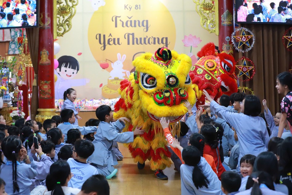 Các em giao lưu với chú lân Các em giao lưu với chú lân