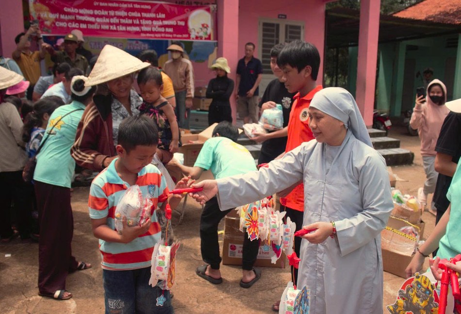 Ban Tổ chức trao quà trung thu cho trẻ em Ban Tổ chức trao quà trung thu cho trẻ em
