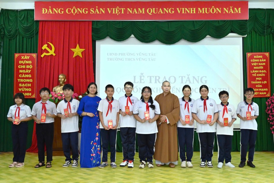 Thượng tọa Thích Thiện Thông trao quà đến học sinh Thượng tọa Thích Thiện Thông trao quà đến học sinh