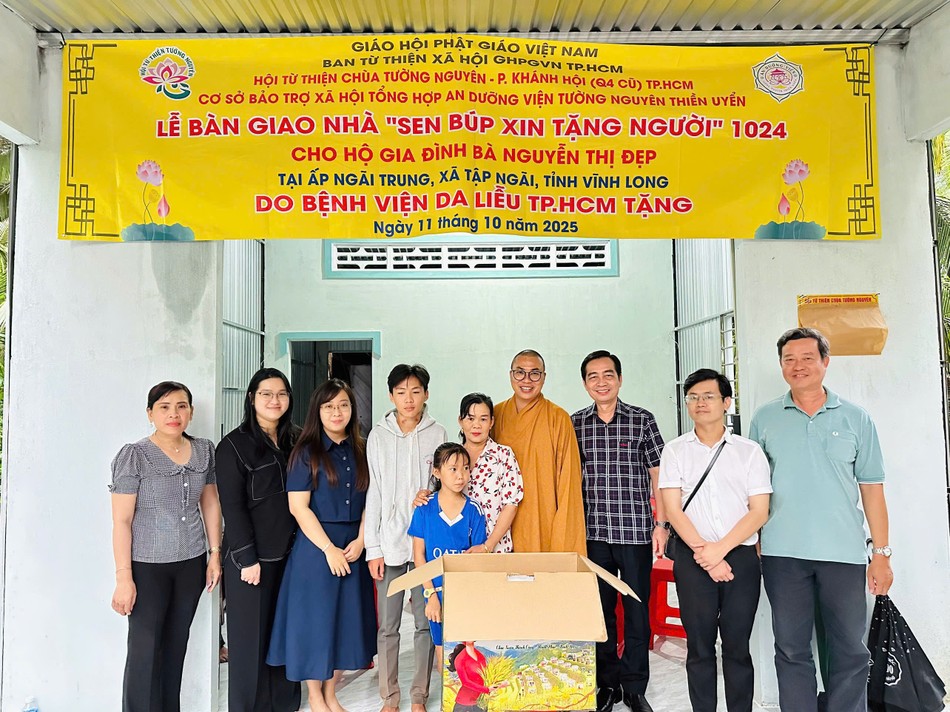 Chùa Tường Nguyên bàn giao nhà đến gia đình bà Nguyễn Thị Đẹp, xã Tập Ngãi - Ảnh: T.N