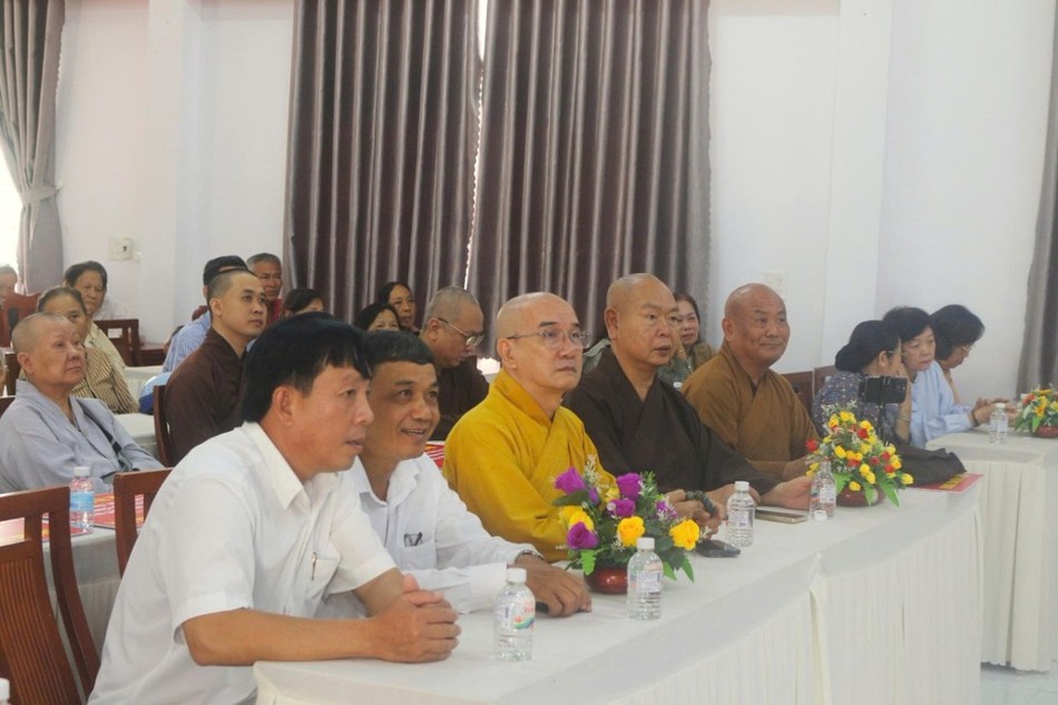 Chư tôn đức và đại diện địa phương tham dự buổi trao quà