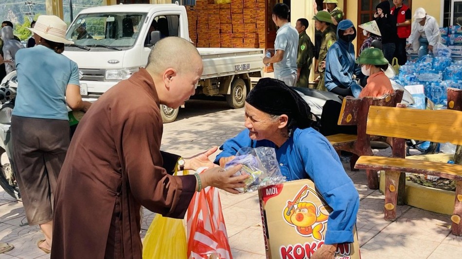 Ni sư Thích nữ Huệ Đức trao quà đến bà con khó khăn tại tỉnh Lạng Sơn