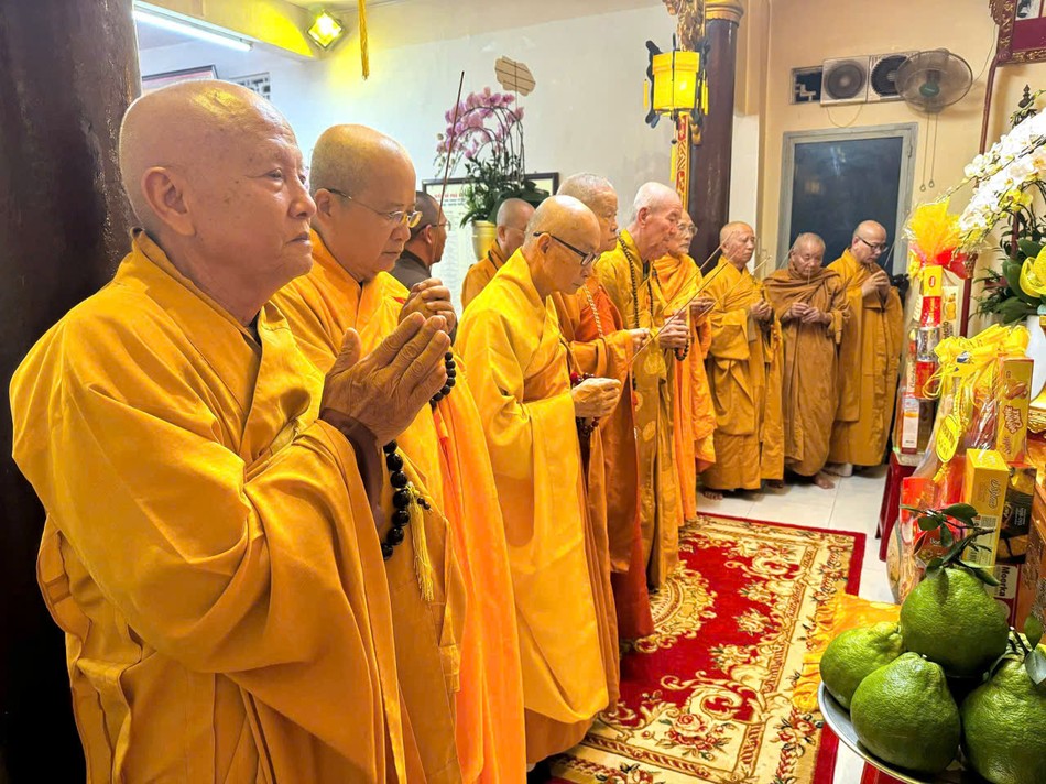 Chư tôn đức giáo phẩm dâng hương tưởng niệm Trưởng lão Hòa thượng Thích Trí Tâm