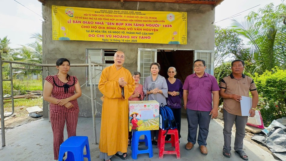 Chùa bàn giao nhà tình thương Sen búp xin tặng người cho gia đình khó khăn - Ảnh: T.N
