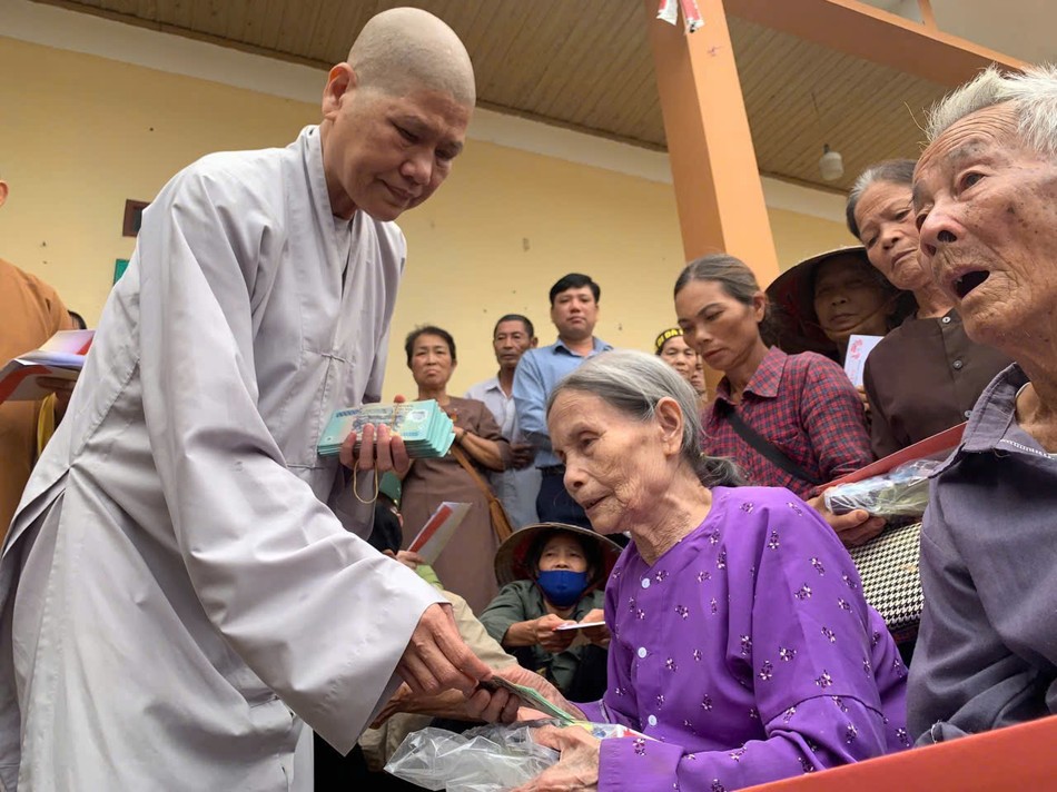 Ni trưởng Thích nữ Tâm Nguyệt đã chia sẻ với 200 gia đình trong vùng ảnh hưởng bão lũ nặng nề