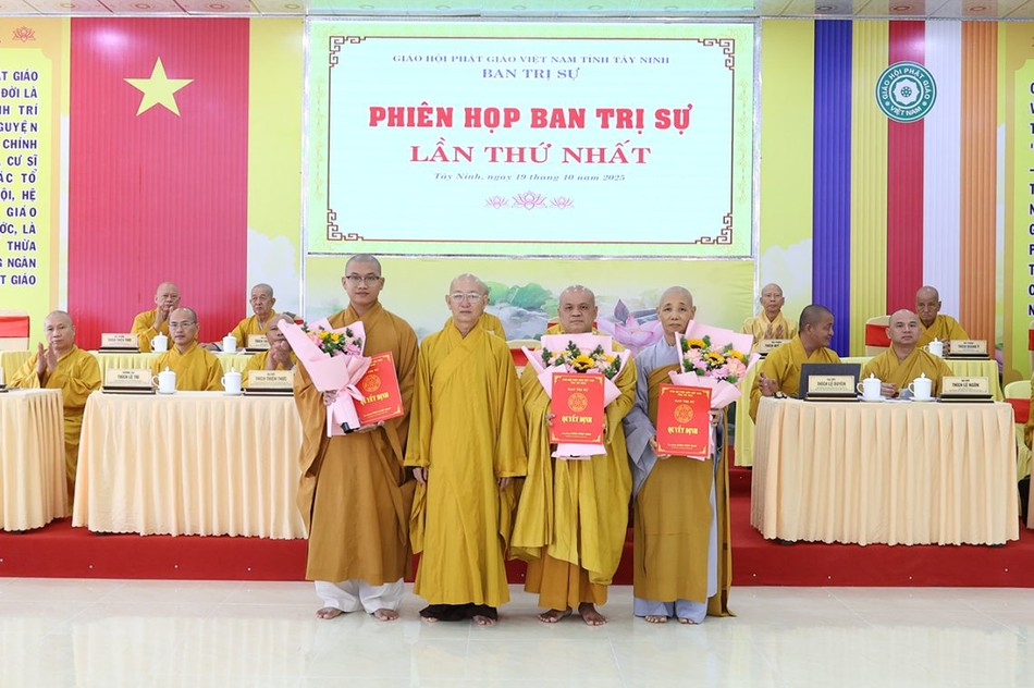 Trao quyết định bổ nhiệm 3 ngôi chùa, tịnh xá Trao quyết định bổ nhiệm 3 ngôi chùa, tịnh xá