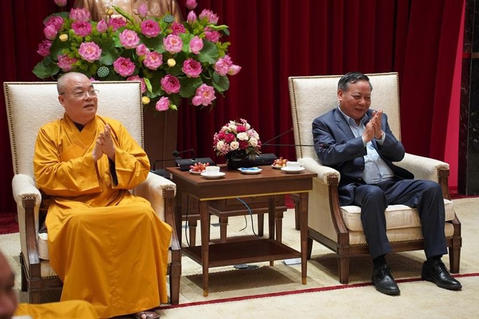 Trưởng lão Hòa thượng Thích Thanh Nhiễu và Phó Bí thư Thường trực Thành ủy TP.Hà Nội Nguyễn Văn Phong trò chuyện thân mật Trưởng lão Hòa thượng Thích Thanh Nhiễu và Phó Bí thư Thường trực Thành ủy TP.Hà Nội Nguyễn Văn Phong trò chuyện thân mật