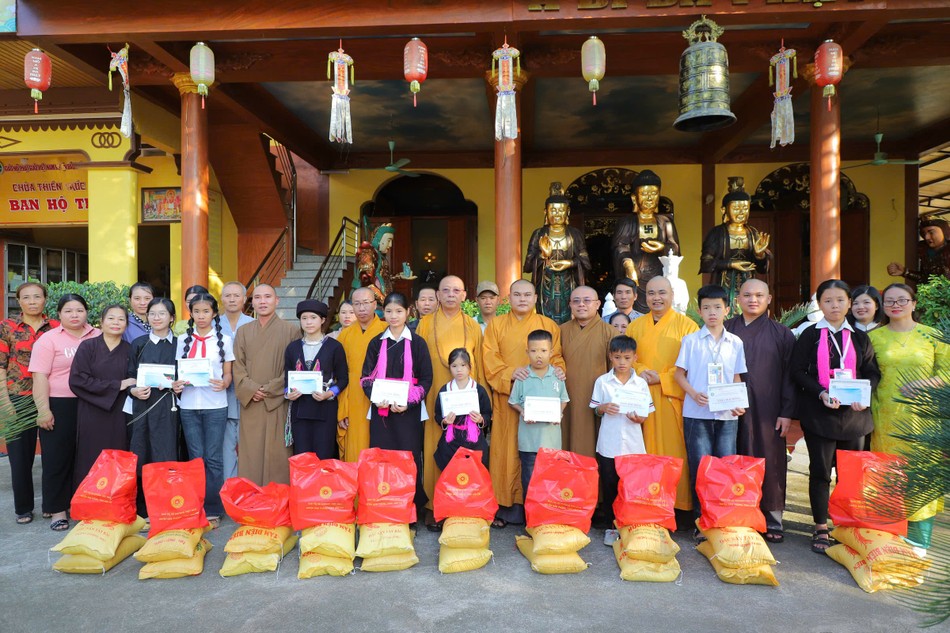 Ban Trị sự GHPGVN tỉnh và Phật giáo xã Bảo Thắng tặng thêm quà cho học sinh