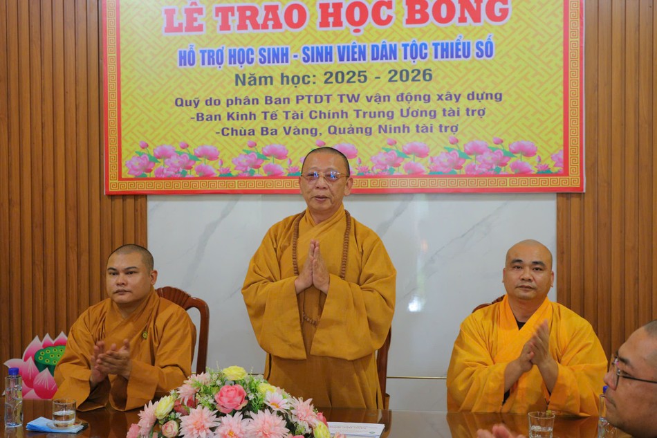 Thượng tọa Thích Quảng Tuấn phát biểu động viên các em học sinh