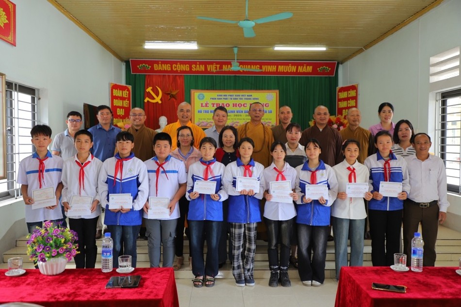 Phân ban Phật tử dân tộc T.Ư trao học bổng cho các em học sinh