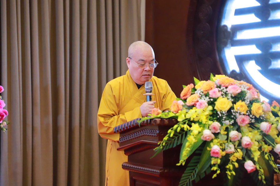 Trưởng lão Hòa thượng Thích Thanh Nhiễu ban đạo từ