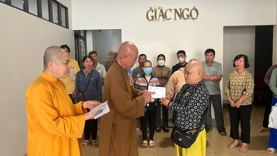 Hòa thượng Thích Tâm Viên trao tiền của bạn đọc gởi chia sẻ đến bệnh nhân có hoàn cảnh khó khăn đăng trên Báo Giác Ngộ Hòa thượng Thích Tâm Viên trao tiền của bạn đọc gởi chia sẻ đến bệnh nhân có hoàn cảnh khó khăn đăng trên Báo Giác Ngộ