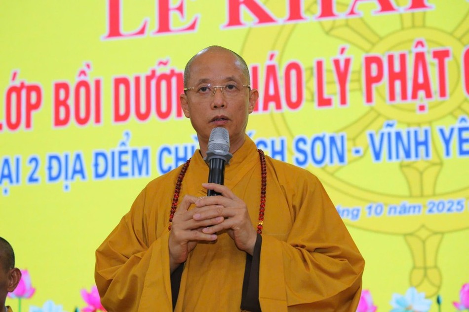 Thượng tọa Thích Minh Nghiêm ban đạo từ Thượng tọa Thích Minh Nghiêm ban đạo từ