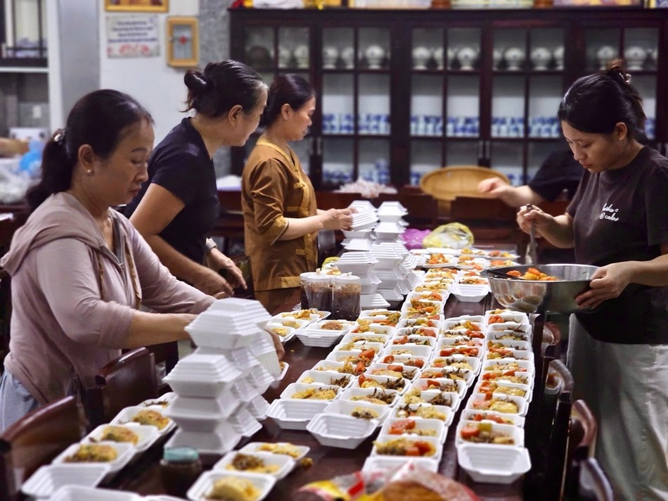 Chương trình với tổng cộng gần 10.000 suất cơm và nhu yếu phẩm đã được trao tặng đến tận tay bà con Chương trình với tổng cộng gần 10.000 suất cơm và nhu yếu phẩm đã được trao tặng đến tận tay bà con