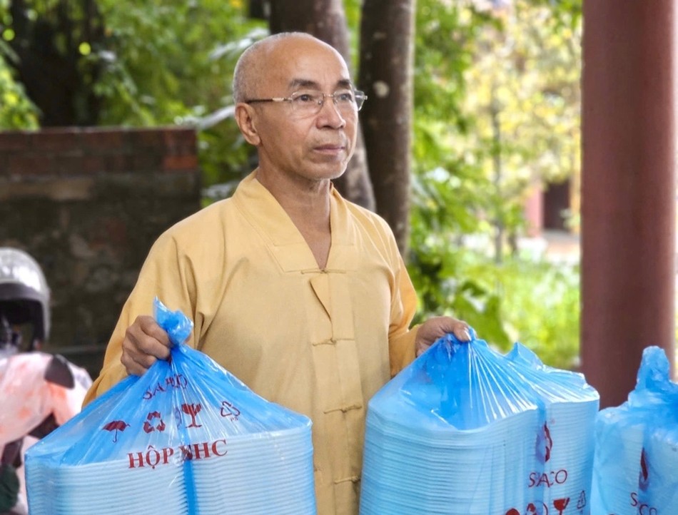 Khẩn trương chuẩn bị các suất cơm cứu trợ cho đồng bào vùng lũ tại Huế Khẩn trương chuẩn bị các suất cơm cứu trợ cho đồng bào vùng lũ tại Huế