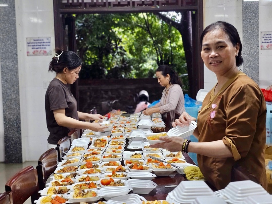 Các Phật tử soạn những phần thức ăn chuẩn bị chuyển đến bà con vùng bị cô lập Các Phật tử soạn những phần thức ăn chuẩn bị chuyển đến bà con vùng bị cô lập