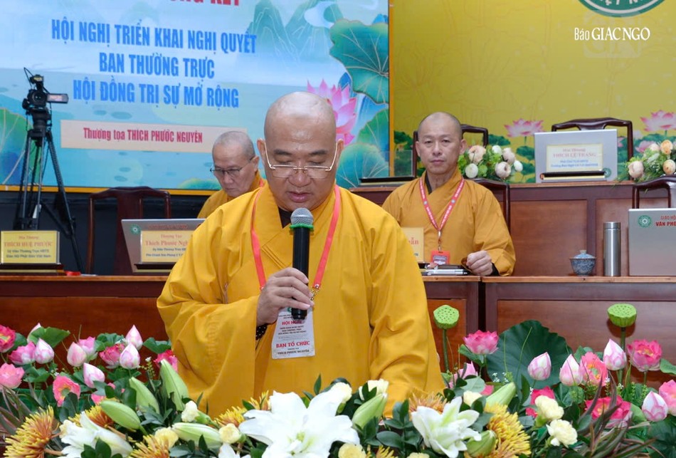 Thượng tọa Thích Phước Nguyên báo cáo kết quả triển khai của hội nghị Thượng tọa Thích Phước Nguyên báo cáo kết quả triển khai của hội nghị