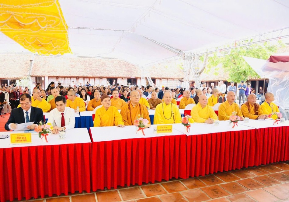 Chư tôn đức và lãnh đạo các cơ quan tham dự Chư tôn đức và lãnh đạo các cơ quan tham dự