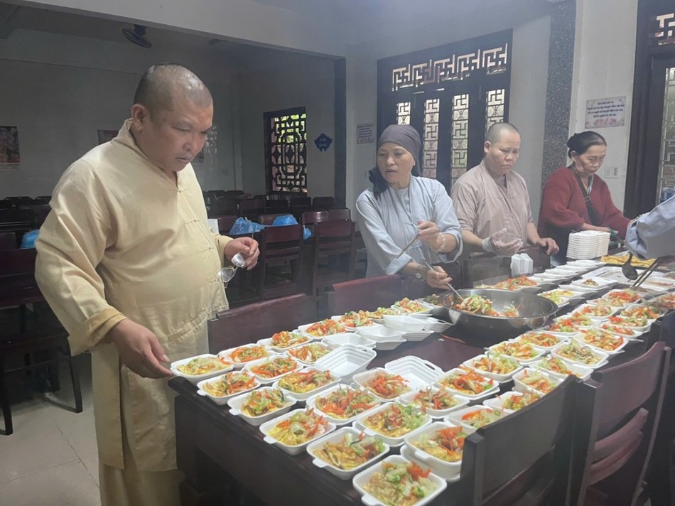 Đoàn tham gia nấu cơm tại chùa Quang Minh để hỗ trợ bà con Đoàn tham gia nấu cơm tại chùa Quang Minh để hỗ trợ bà con