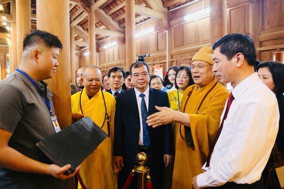 Đại biểu chiêm ngưỡng bộ mộc bản chùa Trăm Gian Đại biểu chiêm ngưỡng bộ mộc bản chùa Trăm Gian
