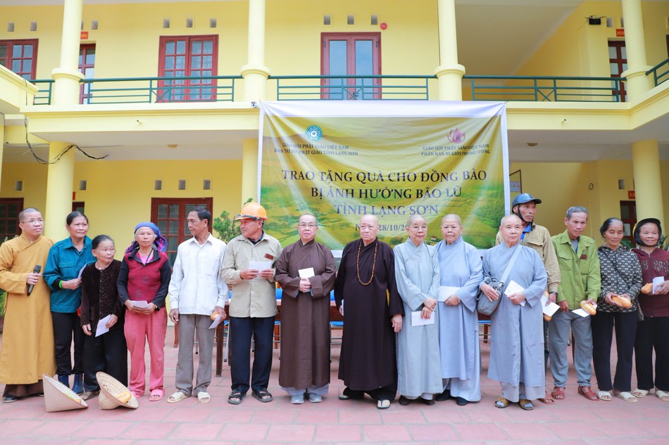 Chư Ni Phân ban Ni giới T.Ư trao quà đến bà con vùng lũ tỉnh Lạng Sơn Chư Ni Phân ban Ni giới T.Ư trao quà đến bà con vùng lũ tỉnh Lạng Sơn