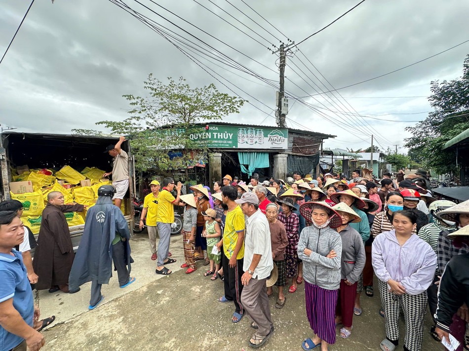 Bà con Quế Sơn đến nhận quà của đoàn Bà con Quế Sơn đến nhận quà của đoàn