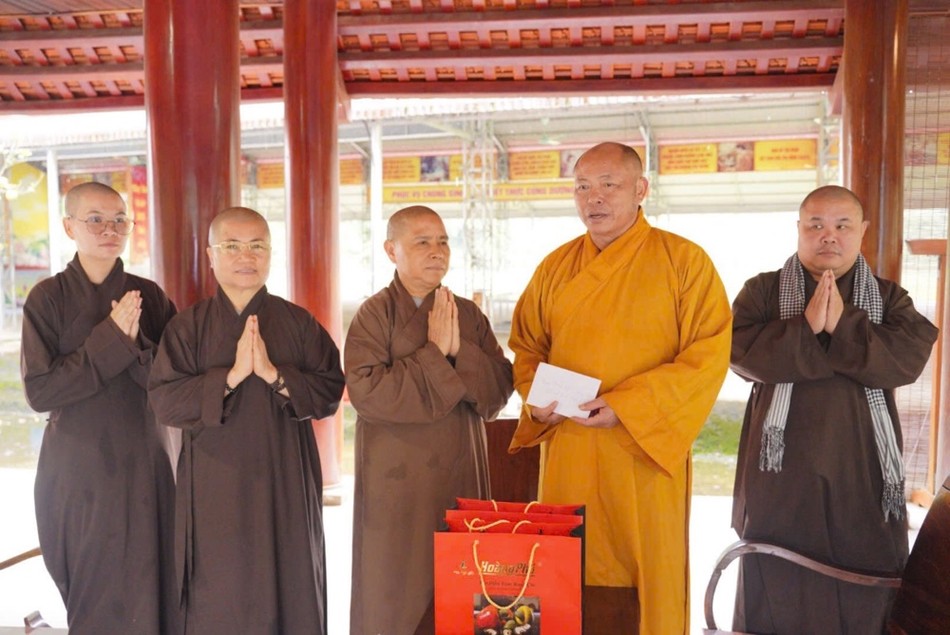 Ni sư Thích nữ Như Hiền, trưởng đoàn được sự giúp đỡ của Thượng tọa Thích Tâm Đình, Trưởng ban Trị sự GHPGVN tỉnh Thanh Hóa để trao quà đến bà con địa phương