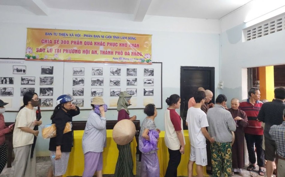 Đoàn trao quà đến bà con khó khăn địa phương, tại chùa Viên Giác