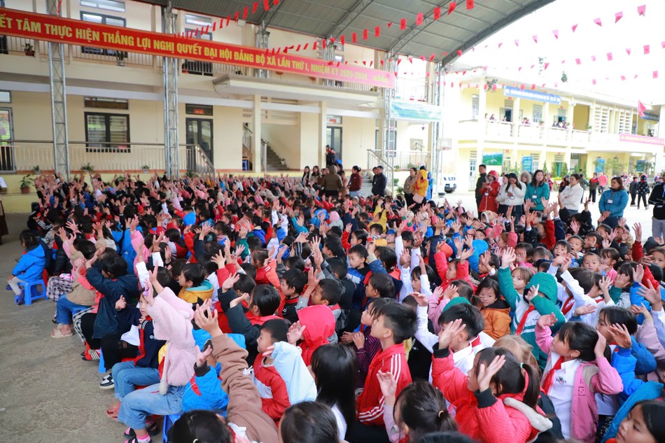 Đoàn đã đến thăm và trao tặng gần 2.000 phần quà cho học sinh xã Khâu Vai Đoàn đã đến thăm và trao tặng gần 2.000 phần quà cho học sinh xã Khâu Vai