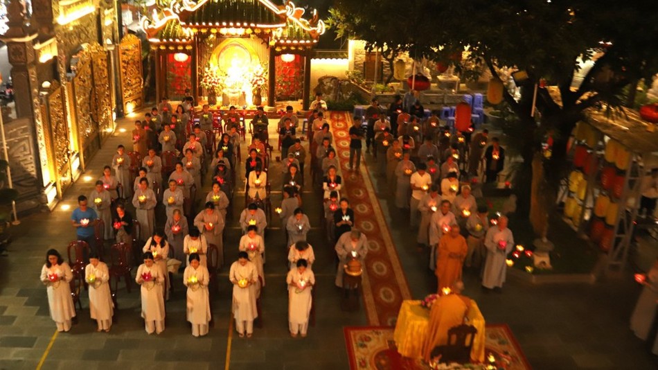 Thắp nến tri ân nhân ngày vía Bồ-tát Quán Thế Âm, tại chùa Huệ Hương Thắp nến tri ân nhân ngày vía Bồ-tát Quán Thế Âm, tại chùa Huệ Hương