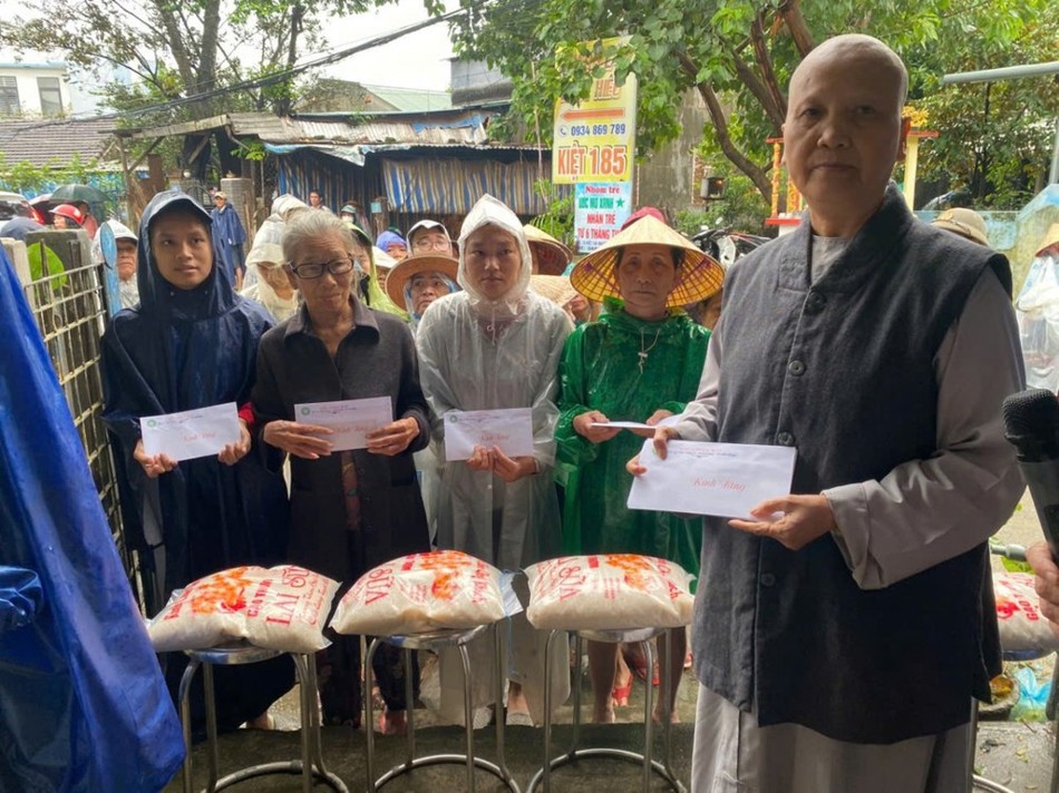 Ni sư Thích nữ Diệu Tín trao quà đến bà con tại P.Phú Hậu, TP.Huế Ni sư Thích nữ Diệu Tín trao quà đến bà con tại P.Phú Hậu, TP.Huế