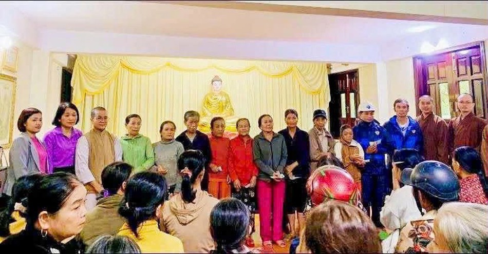 Đoàn trao quà đến bà con xã Nông Sơn Đoàn trao quà đến bà con xã Nông Sơn