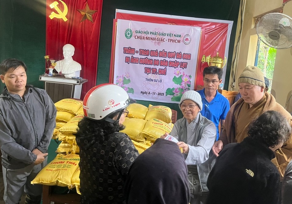 Đoàn trao quà đến bà con vùng ngập lụt TP.Huế Đoàn trao quà đến bà con vùng ngập lụt TP.Huế