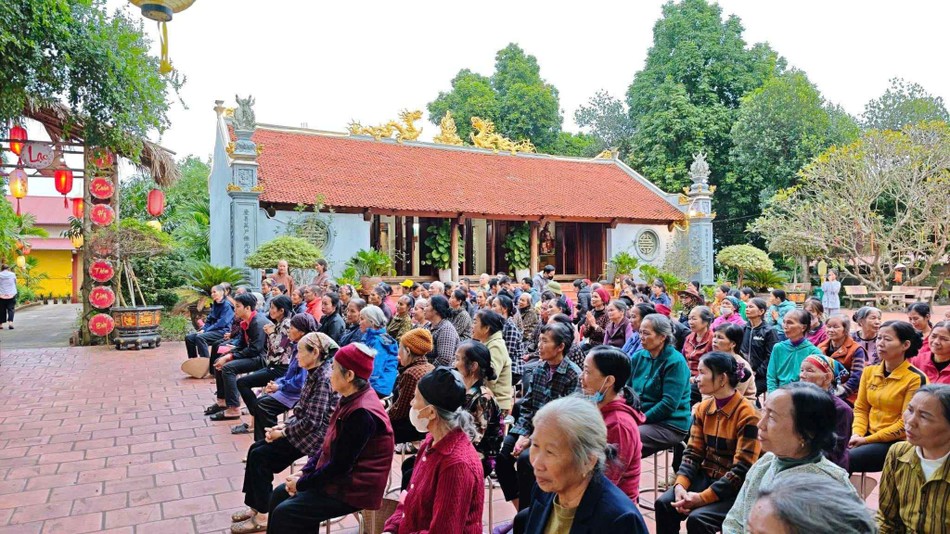 Bà con trong vùng bão lũ tỉnh Thái Nguyên đến điểm nhận quà của Ban Từ thiện xã hội Báo Giác Ngộ Bà con trong vùng bão lũ tỉnh Thái Nguyên đến điểm nhận quà của Ban Từ thiện xã hội Báo Giác Ngộ