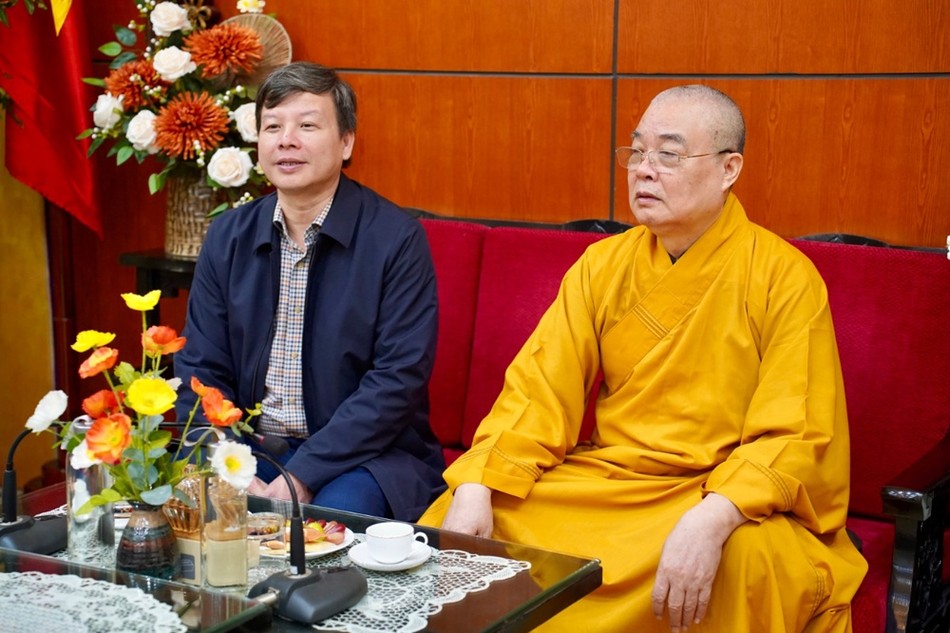 Trưởng lão Hòa thượng Thích Thanh Nhiễu tiếp Đại tá Nguyễn Hữu Thiên Trưởng lão Hòa thượng Thích Thanh Nhiễu tiếp Đại tá Nguyễn Hữu Thiên