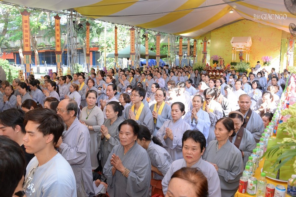 Phật tử các đạo tràng tham gia cầu nguyện