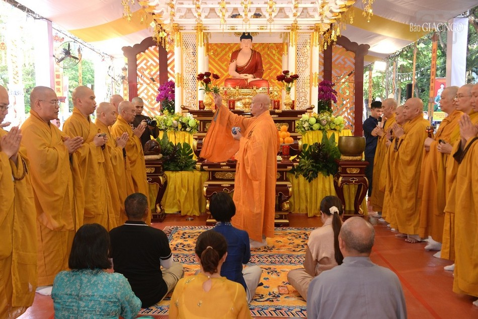 Hòa thượng Thích Lệ Trang làm gia trì sư cùng chư Tăng Ban Trị sự, Ban Nghi lễ GHPGVN TP.HCM cử hành lễ khai kinh, sái tịnh đàn tràng
