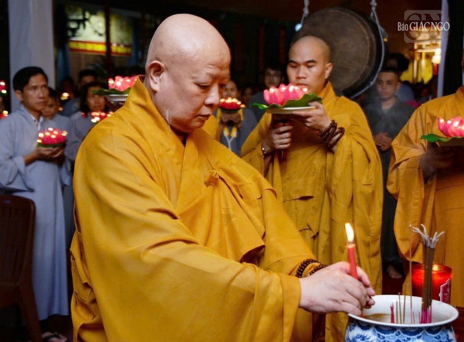 Hòa thượng Thích Lệ Trang truyền đăng từ ánh sáng của Đức Phật đến đại chúng