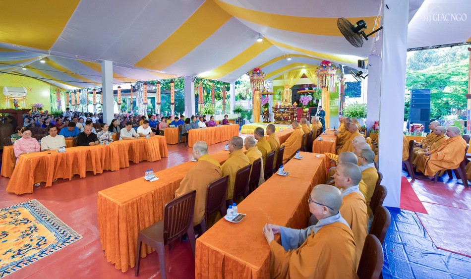 Quang cảnh lễ tưởng niệm tại Đài tưởng niệm Công viên văn hóa Lê Thị Riêng