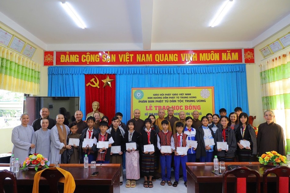 Phân ban Phật tử dân tộc T.Ư trao học bổng tại Quảng Trị