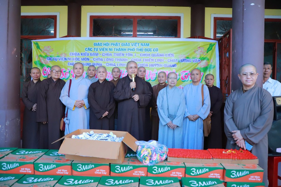 Chư Ni các tự viện TP.HCM, tỉnh Đồng Nai đến TP.Đà Nẵng trao quà cho bà con vùng bão lũ Chư Ni các tự viện TP.HCM, tỉnh Đồng Nai đến TP.Đà Nẵng trao quà cho bà con vùng bão lũ