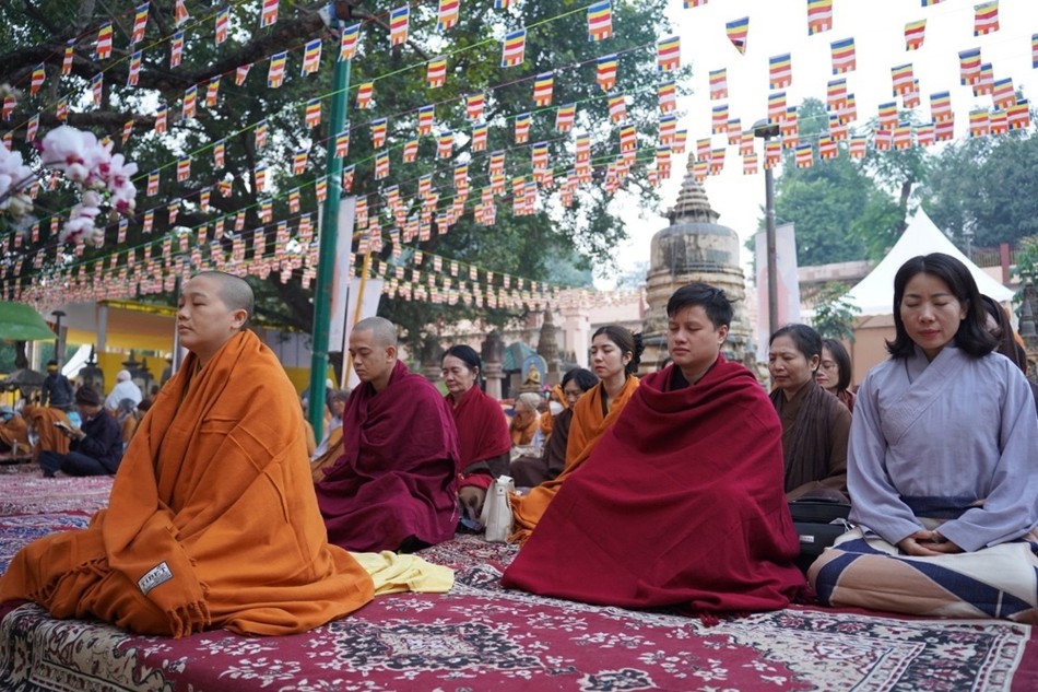 Toàn thể các thành viên tham dự khóa tu dưới sự hướng dẫn của Đại đức Thích Di Kiên Toàn thể các thành viên tham dự khóa tu dưới sự hướng dẫn của Đại đức Thích Di Kiên