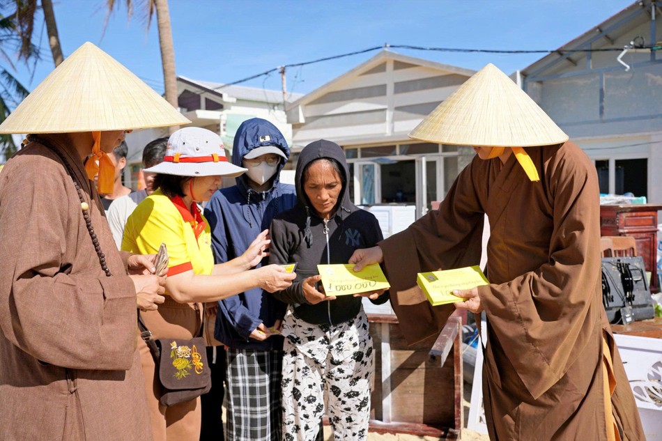 Đoàn chia sẻ với những gia đình bị sập nhà, mất trắng sinh kế trong bão lũ
