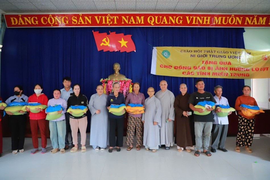 Đoàn Phân ban Ni giới T.Ư trao quà đến bà con vùng bão lũ các tỉnh miền Trung