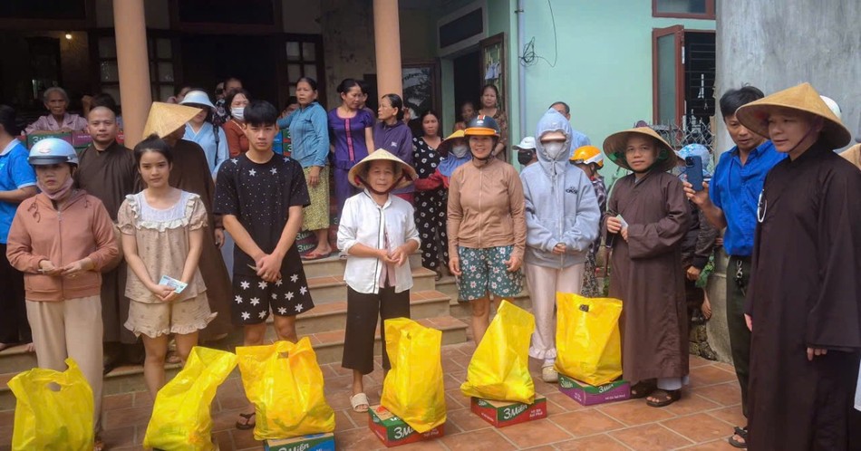 Đoàn trao quà tại các địa phương bị ảnh hưởng bão lụt